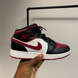 Nike Air Jordan 1 MID (Big Boys Size: 4)